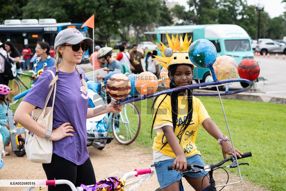 U.S.-HOUSTON-ART BIKE PARADE & FESTIVAL