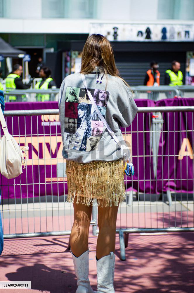 Fans Of Taylor Swift Attend The Eras Tour - Nanterre