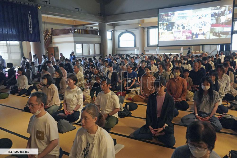 1,000 people do zazen simultaneously