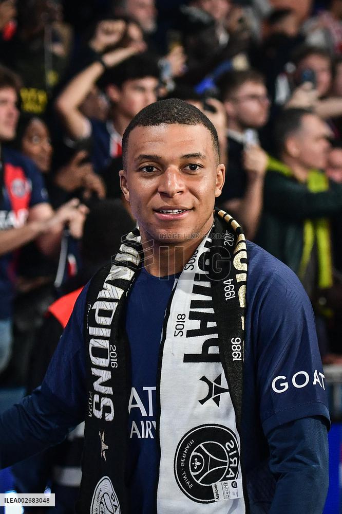 PSG celebrates 2023-2024 Ligue 1 championship trophy FA