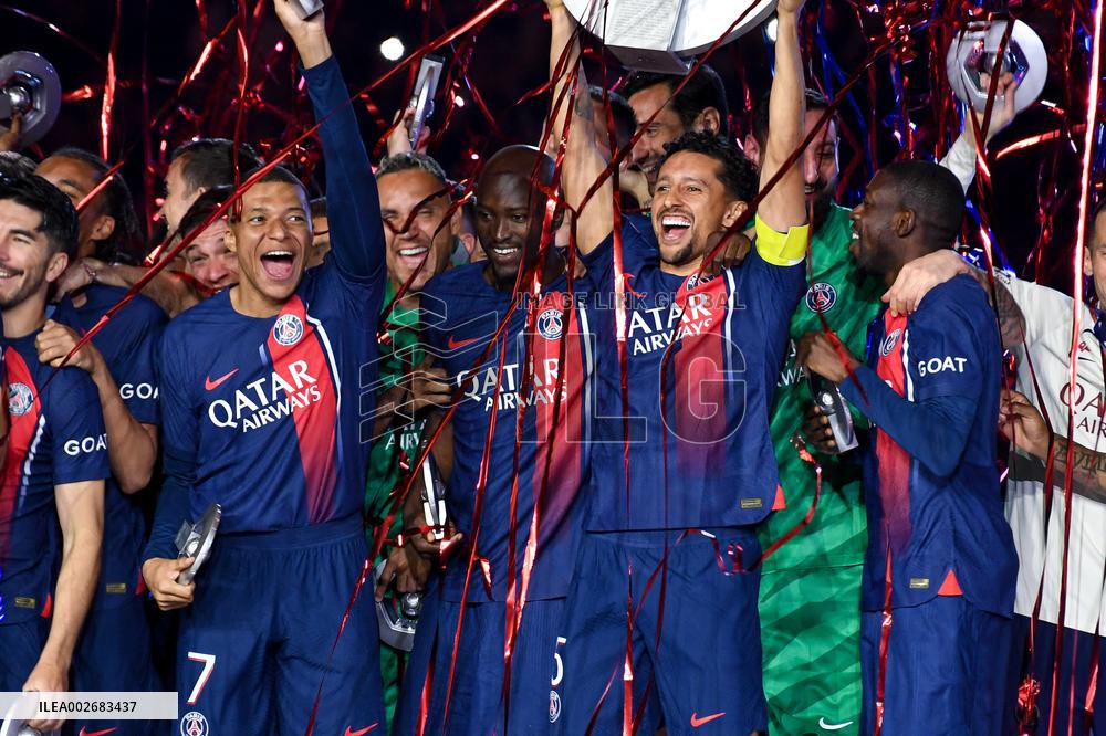 PSG Celebrates 2023-2024 Ligue 1 Championship Trophy