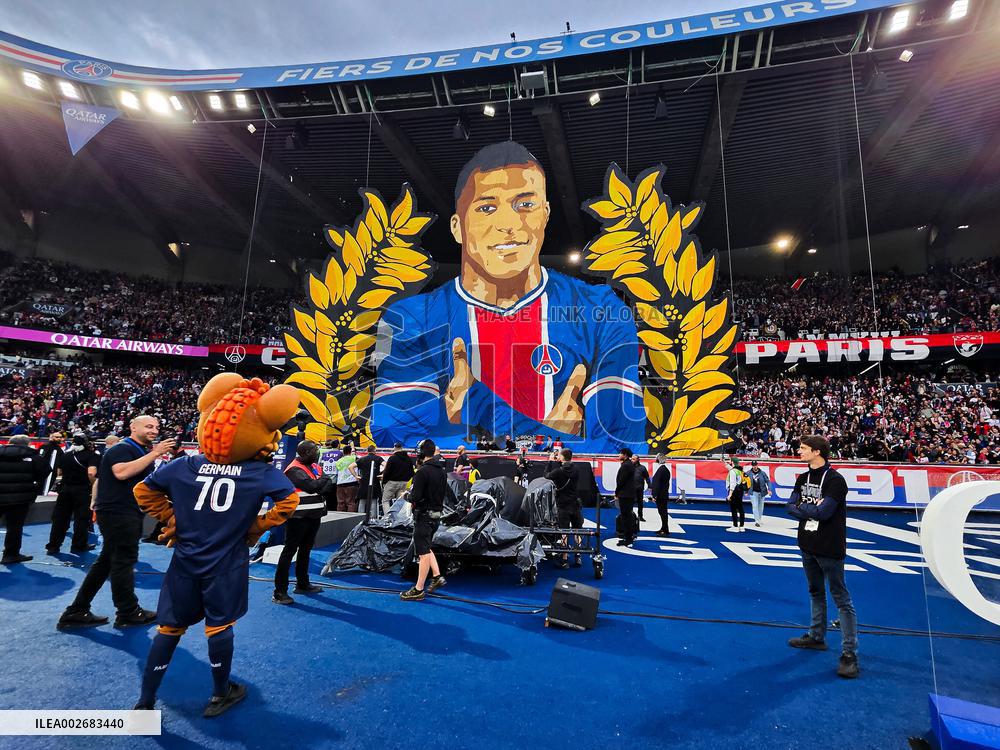 PSG Celebrates 2023-2024 Ligue 1 Championship Trophy