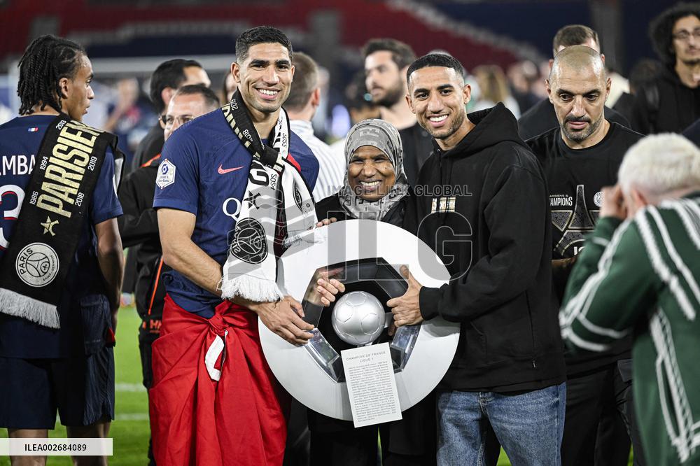 PSG Celebrates 2023-2024 Ligue 1 Championship Trophy