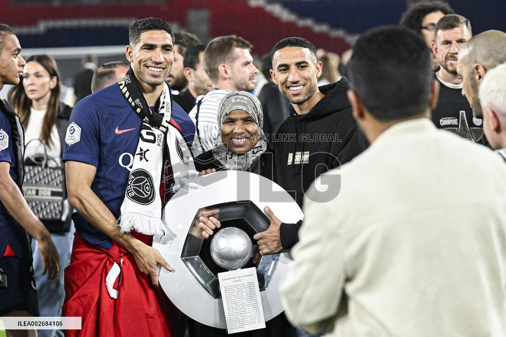 PSG Celebrates 2023-2024 Ligue 1 Championship Trophy