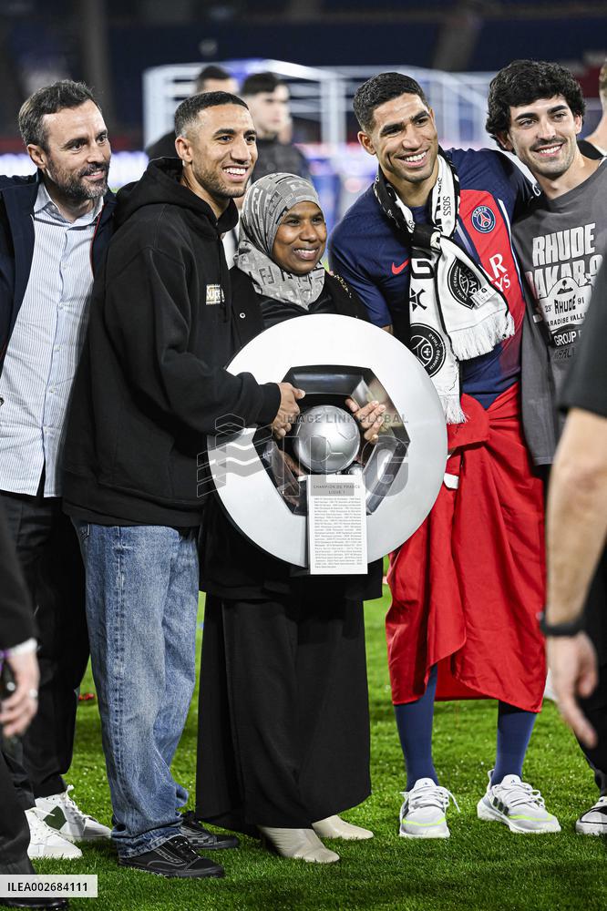 PSG Celebrates 2023-2024 Ligue 1 Championship Trophy