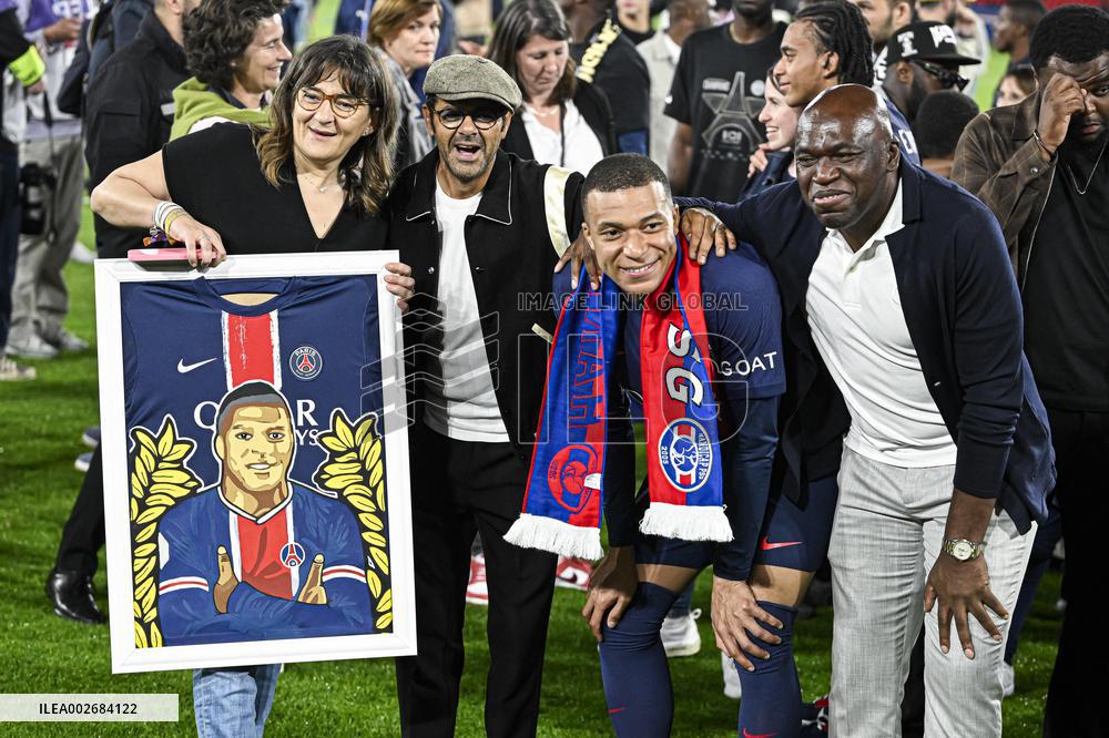 PSG Celebrates 2023-2024 Ligue 1 Championship Trophy