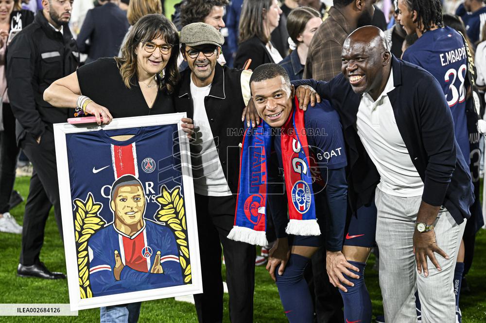 PSG Celebrates 2023-2024 Ligue 1 Championship Trophy