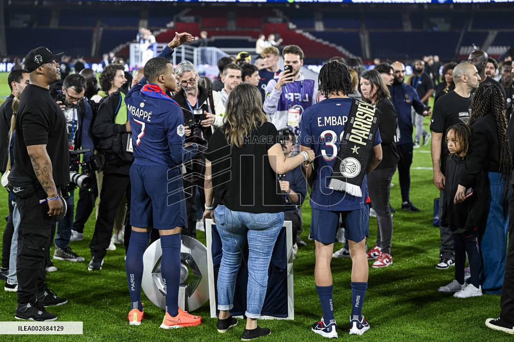 PSG Celebrates 2023-2024 Ligue 1 Championship Trophy