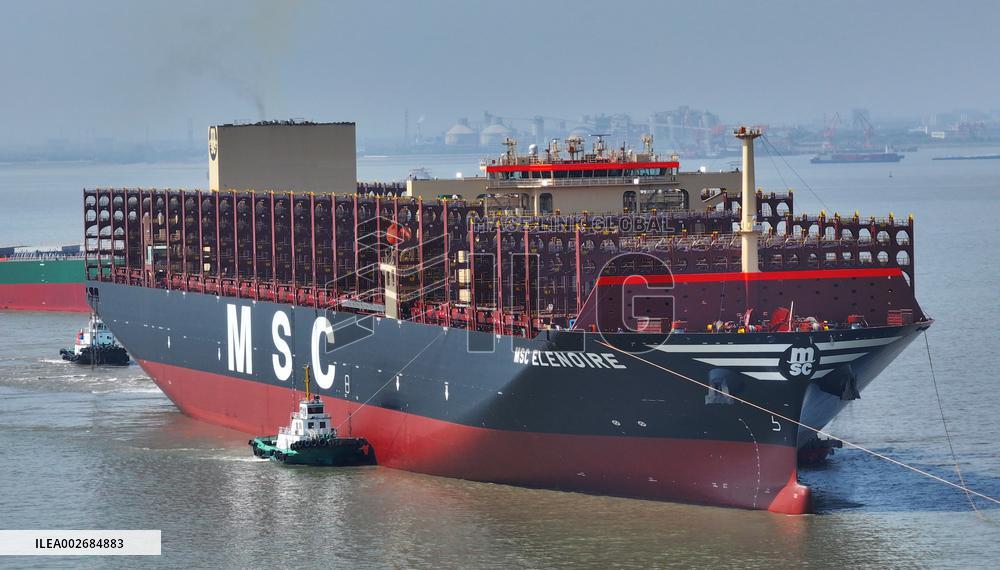 Ultra Large Container Cargo Ships Yangtze River Towing Operation