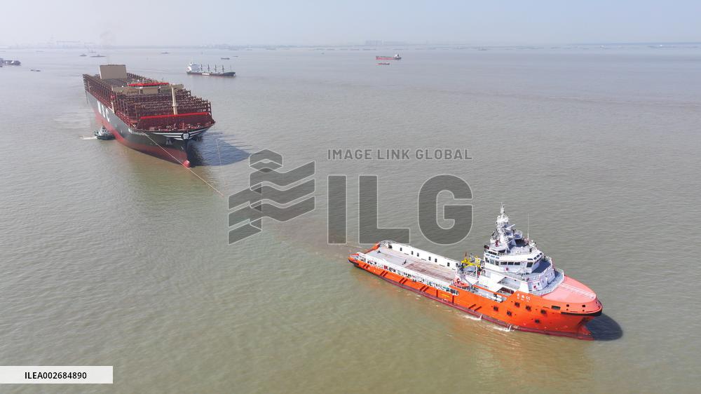 Ultra Large Container Cargo Ships Yangtze River Towing Operation