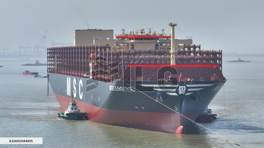 Ultra Large Container Cargo Ships Yangtze River Towing Operation