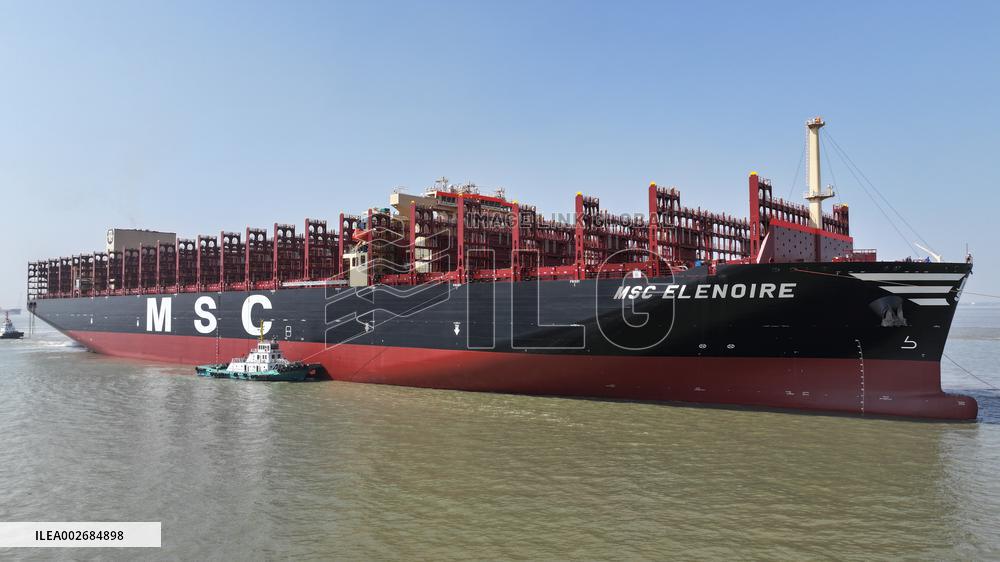 Ultra Large Container Cargo Ships Yangtze River Towing Operation