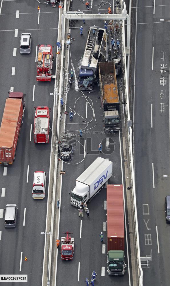 7-car pileup on Metropolitan Expressway