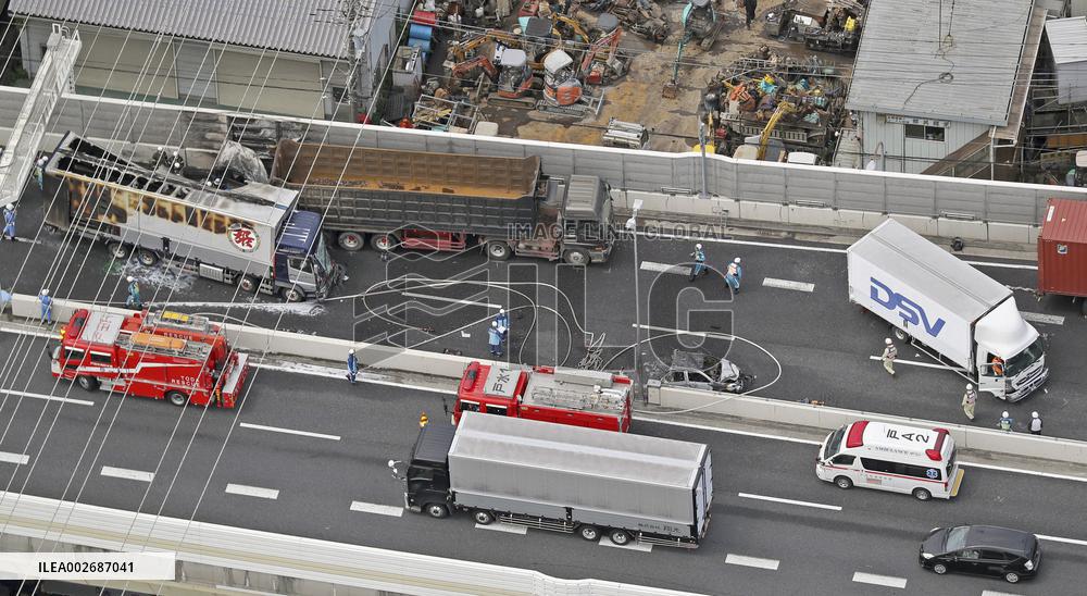 7-car pileup on Metropolitan Expressway