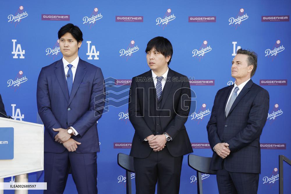 Baseball: Dodgers' Ohtani, interpreter Mizuhara