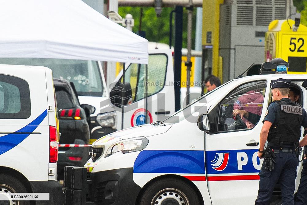 Exclu - Prisoner Escapes As 2 Officers Killed In Van Ambush - France