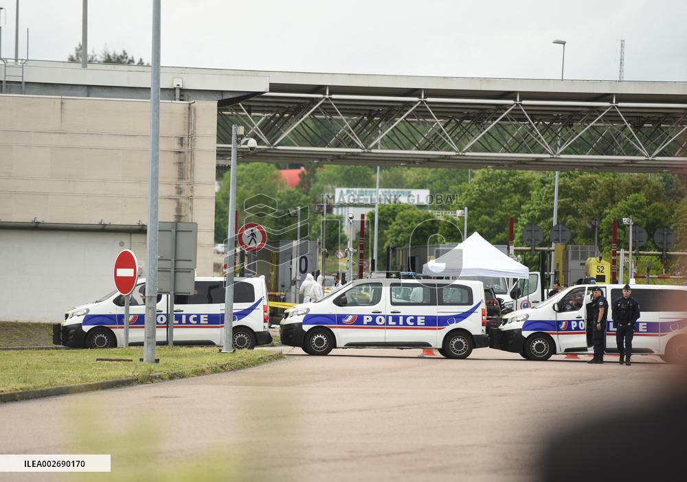 Exclu - Prisoner Escapes As 2 Officers Killed In Van Ambush - France