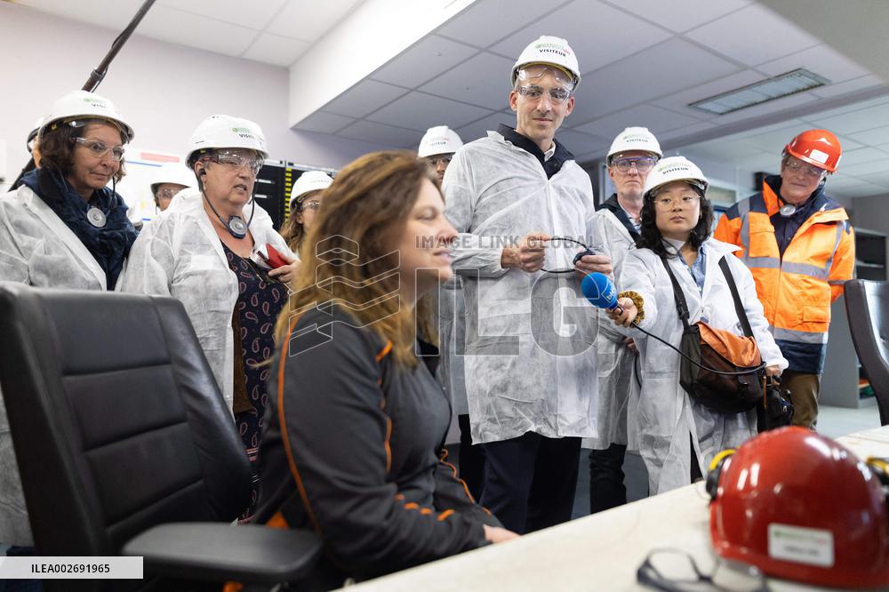 Raphael Glucksmann visits the MetEx factory - Amiens