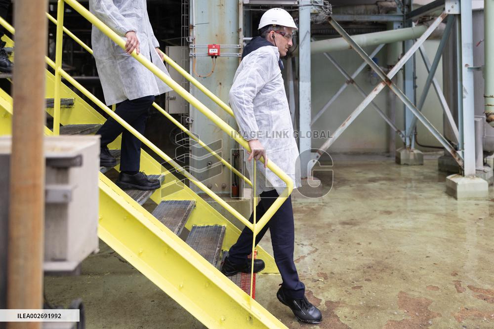 Raphael Glucksmann visits the MetEx factory - Amiens