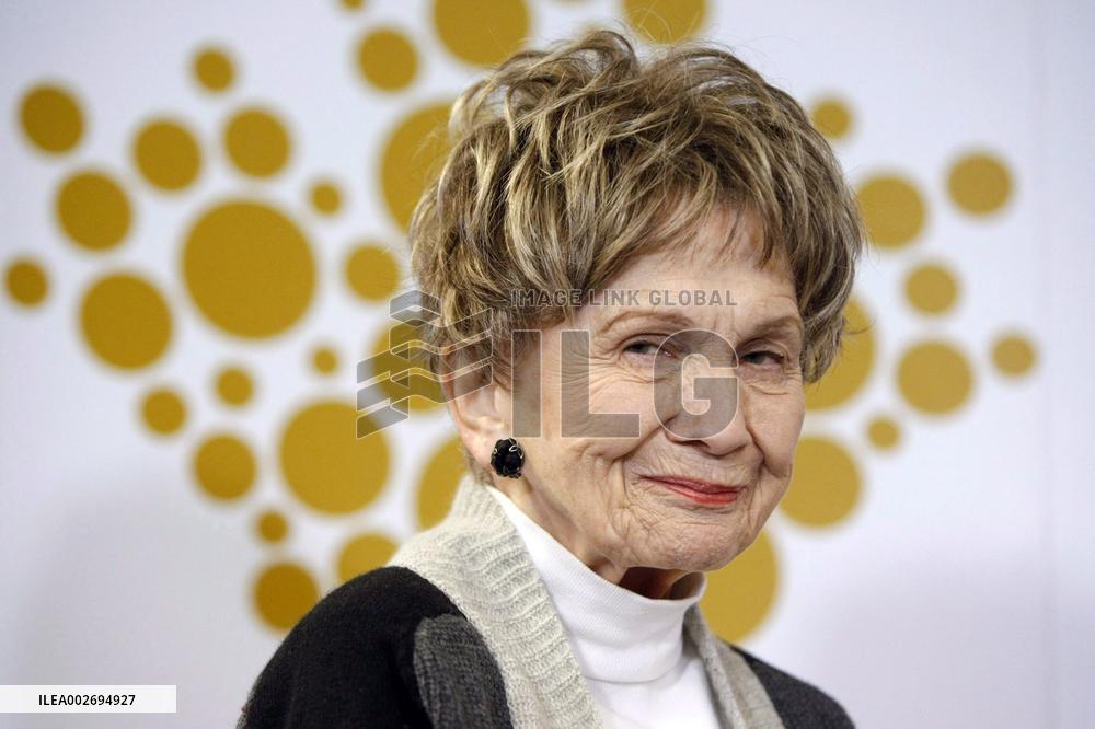 Canadian Writer And Nobel Prize Alice Munro Dies At 92