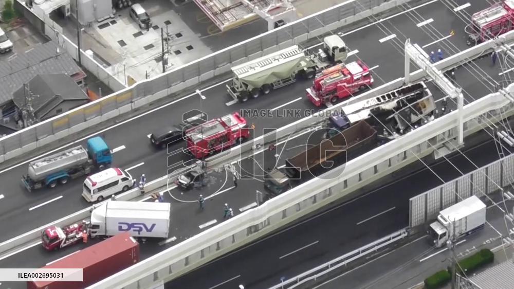 7-car pileup on Metropolitan Expressway