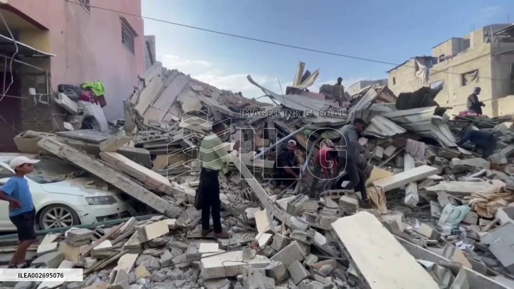 Israeli airstrikes kill 40 in central Gaza refugee camp