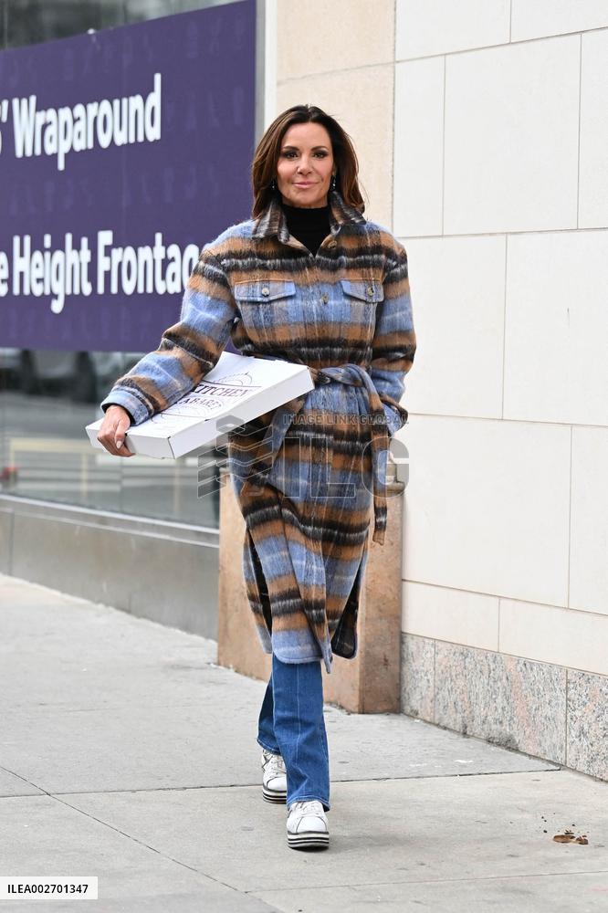 Luann de Lesseps Makes A Pizza Run - NYC