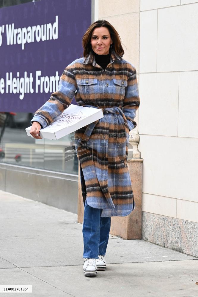 Luann de Lesseps Makes A Pizza Run - NYC