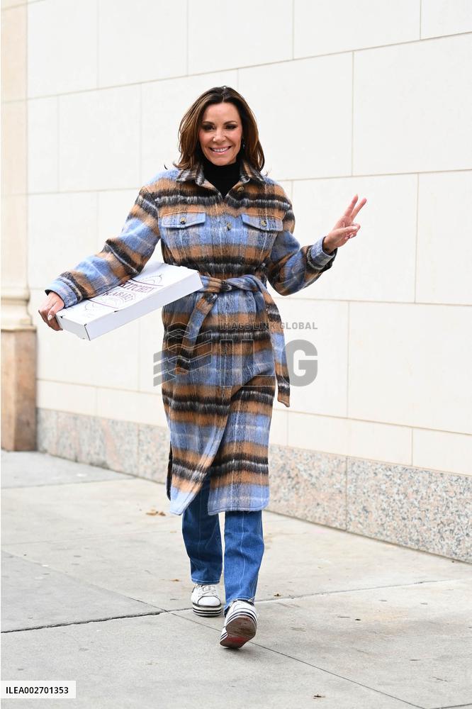 Luann de Lesseps Makes A Pizza Run - NYC