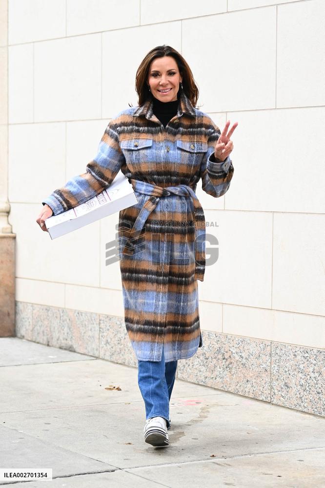 Luann de Lesseps Makes A Pizza Run - NYC