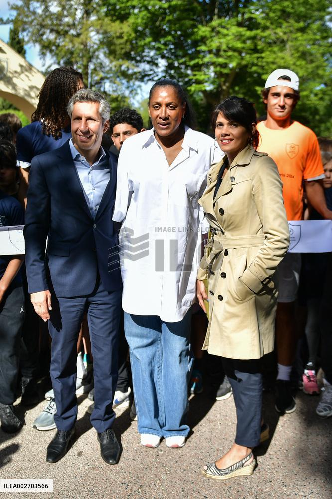 Marie-Jose Perec participates with children in a running race in Paris FA