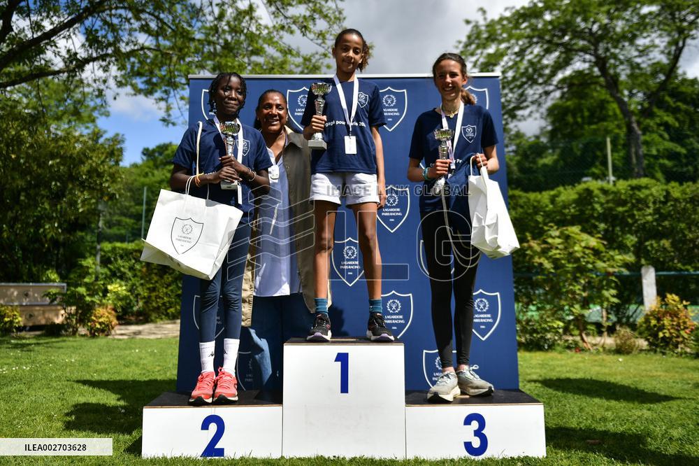 Marie-Jose Perec participates with children in a running race in Paris FA