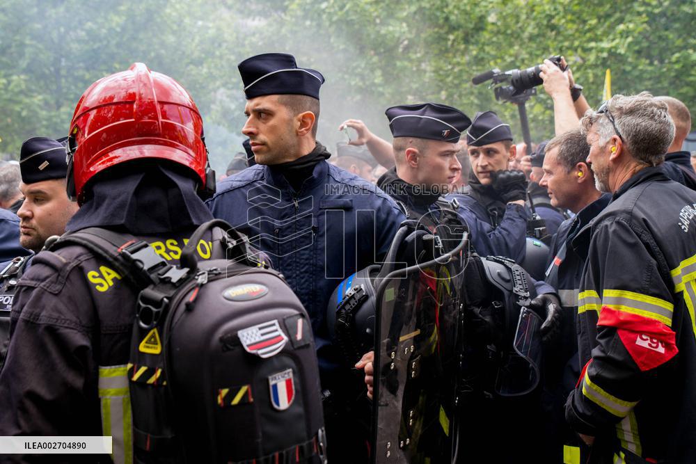 Firefighters Demonstrate - Paris
