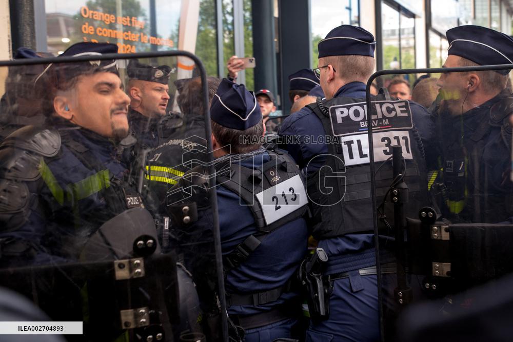 Firefighters Demonstrate - Paris