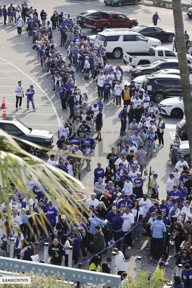 Baseball: Reds vs Dodgers