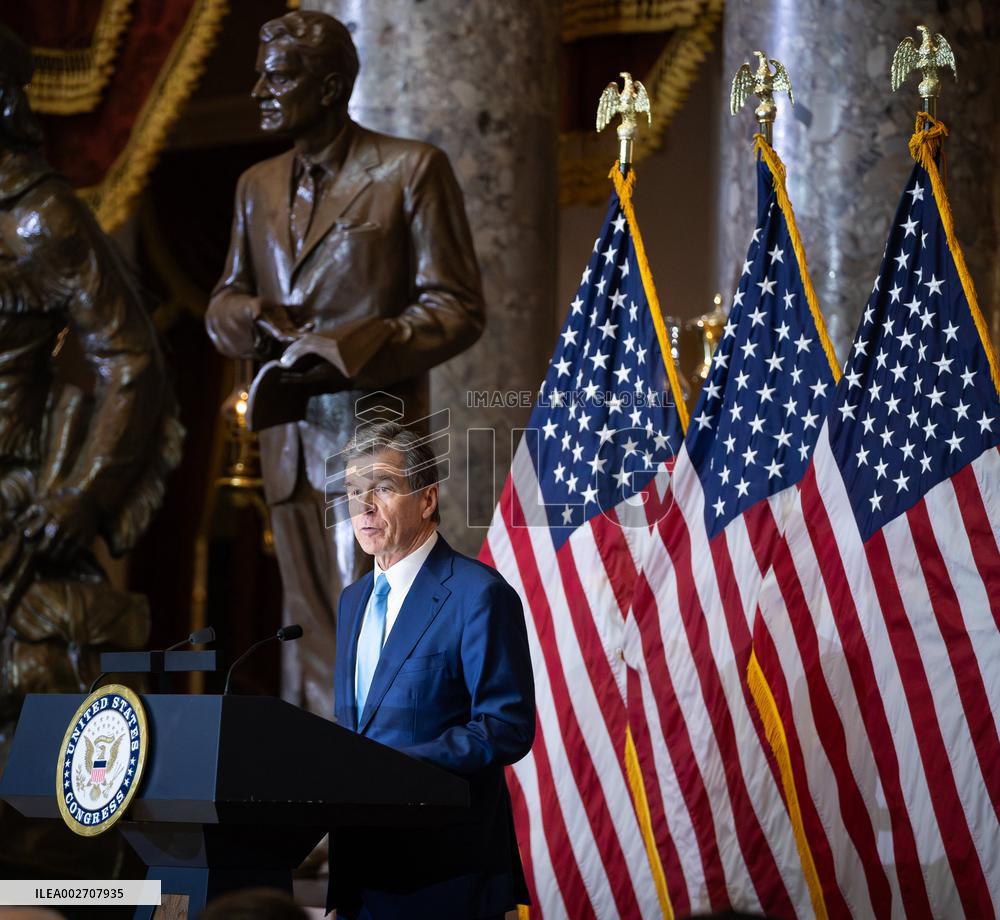 Statue of Rev. Billy Graham Sr. Unveiled - Washington