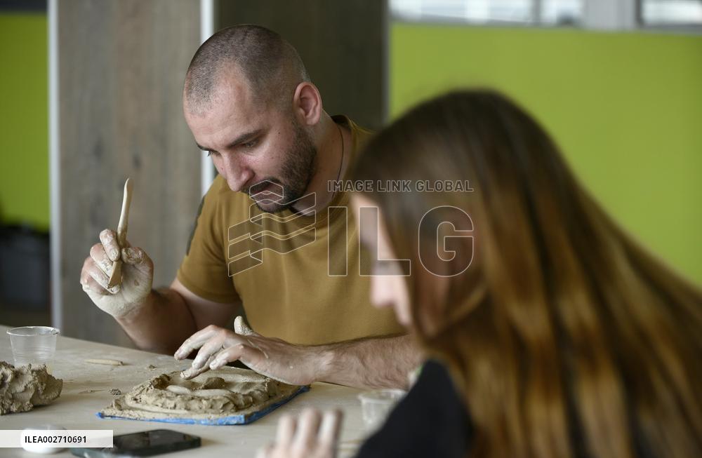 Clay modeling workshop for military personnel in Kyiv