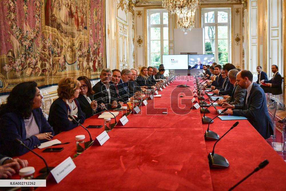 Meeting with the liaison committees on the situation in New Caledonia at Matignon - Paris