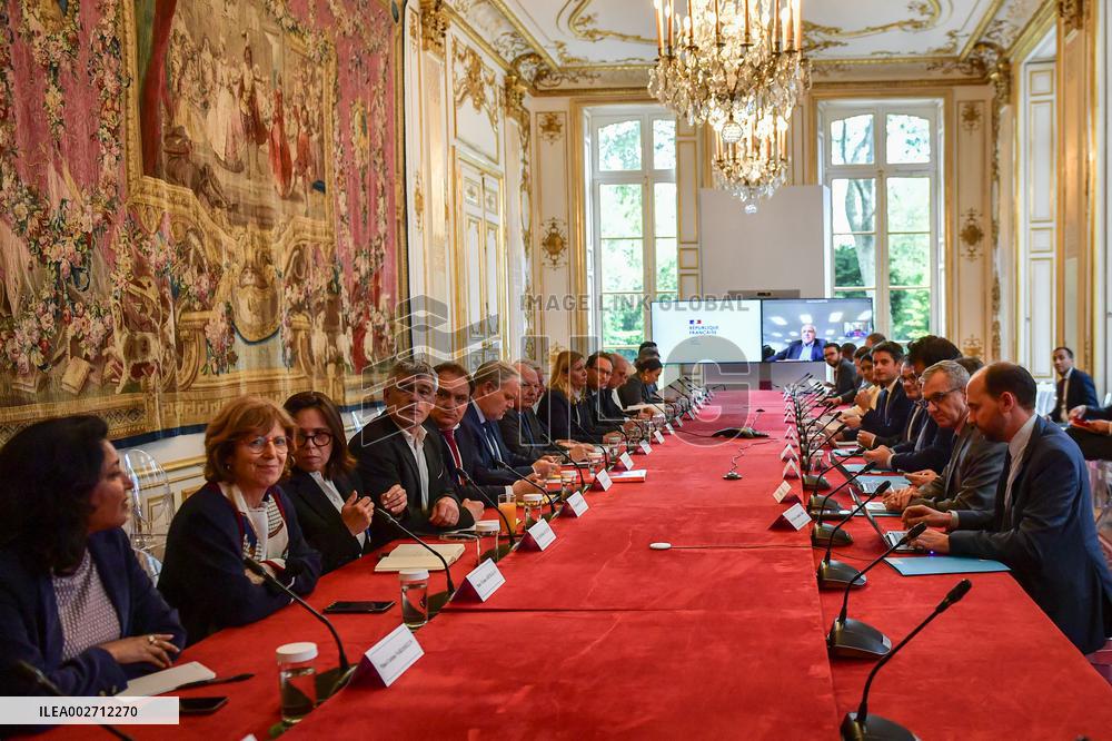 Meeting with the liaison committees on the situation in New Caledonia at Matignon - Paris