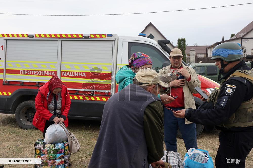 Police evacuate citizens from border areas of Kharkiv region