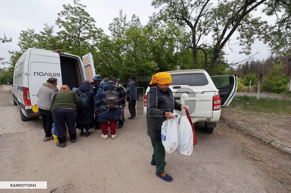 Police evacuate citizens from border areas of Kharkiv region
