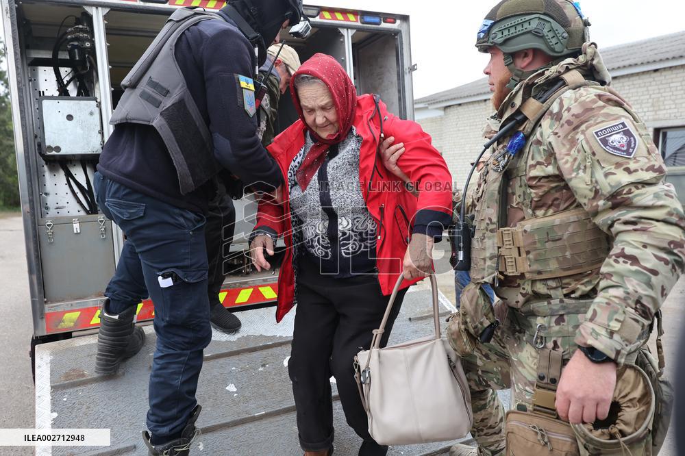 Police evacuate citizens from border areas of Kharkiv region