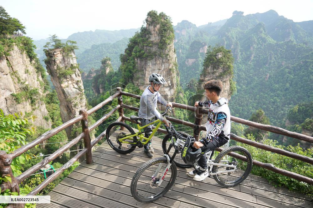 (SP)CHINA-HUNAN-ZHANGJIAJIE-DOWNHILL MOUNTAIN BIKING-TOURISM (CN)