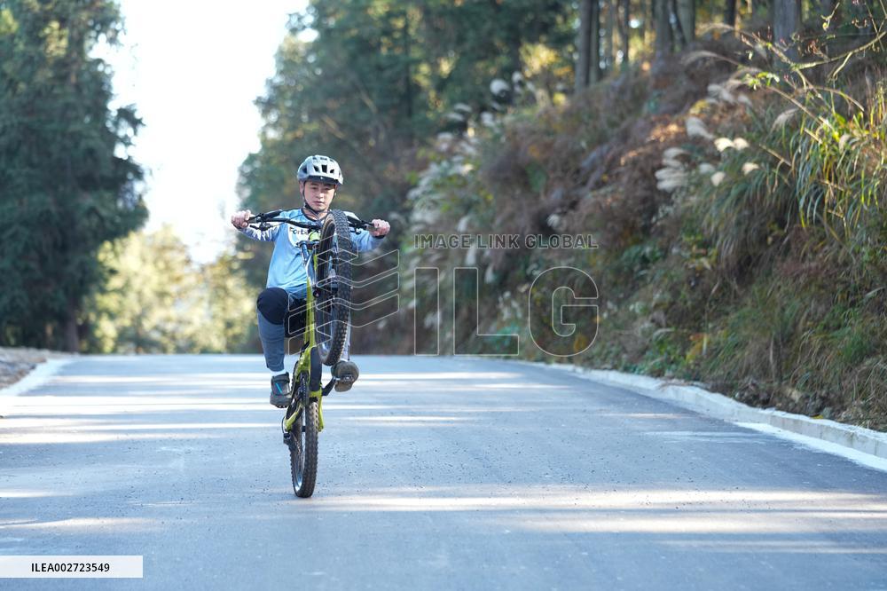 (SP)CHINA-HUNAN-ZHANGJIAJIE-DOWNHILL MOUNTAIN BIKING-TOURISM (CN)