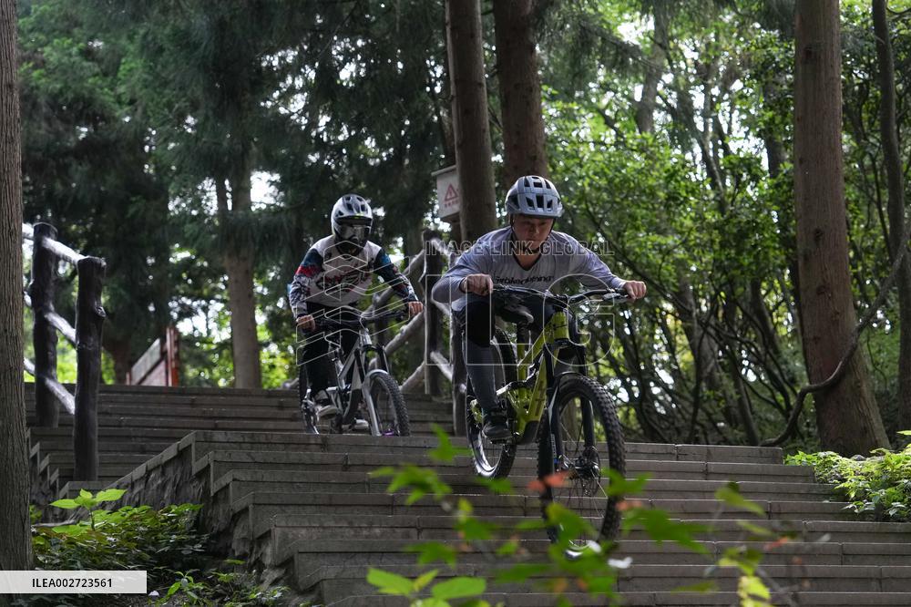 (SP)CHINA-HUNAN-ZHANGJIAJIE-DOWNHILL MOUNTAIN BIKING-TOURISM (CN)