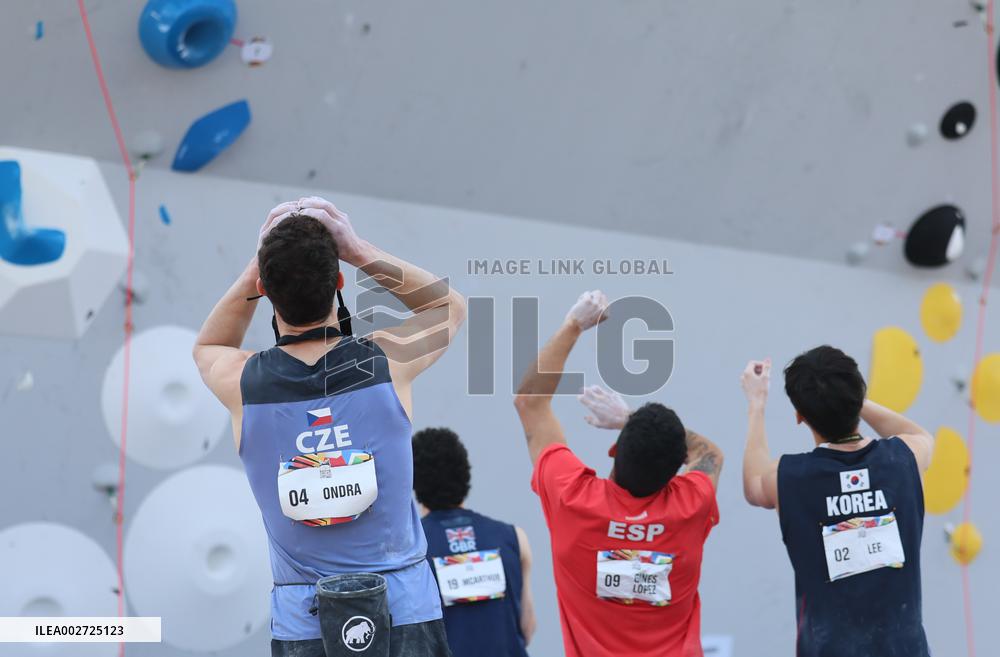 (SP)CHINA-SHANGHAI-OLYMPIC QUALIFIER SERIES-SPORT CLIMBING-MEN'S BOULDER & LEAD-FINAL(CN)