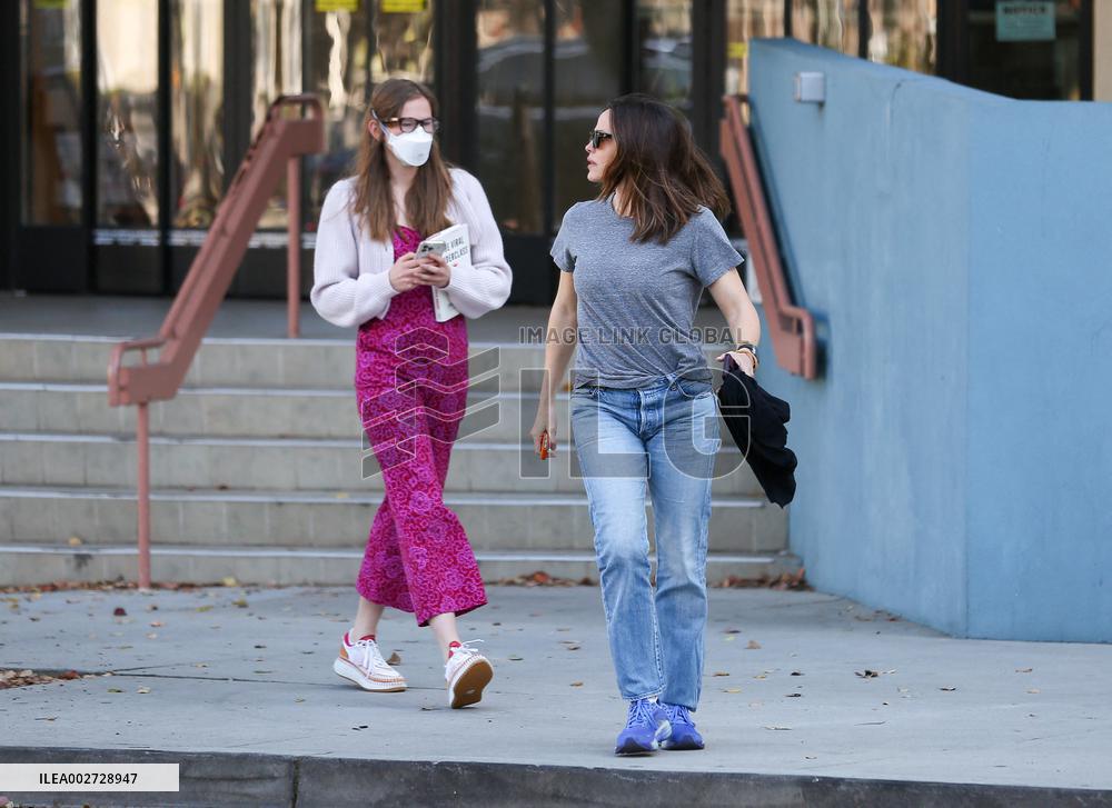 Jennifer Garner And Daugther Out in Los Angeles