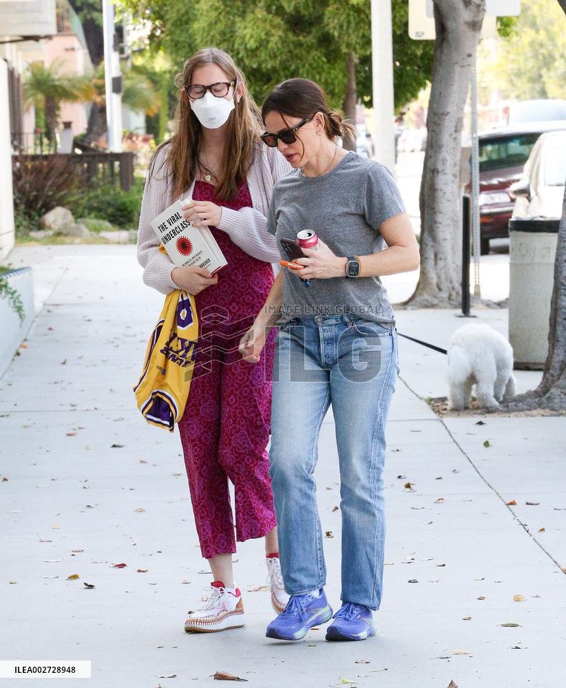 Jennifer Garner And Daugther Out in Los Angeles