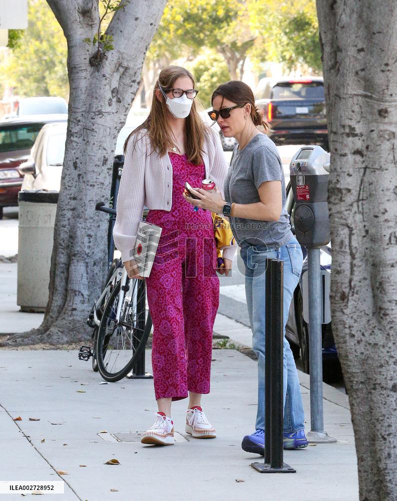 Jennifer Garner And Daugther Out in Los Angeles