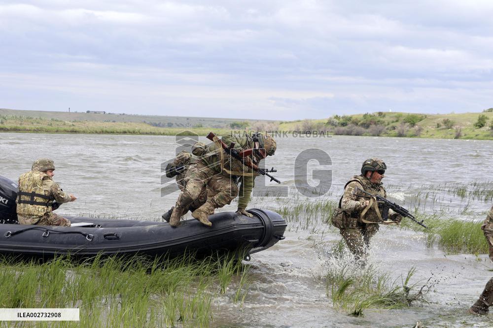 Training by Ukrainian soldiers